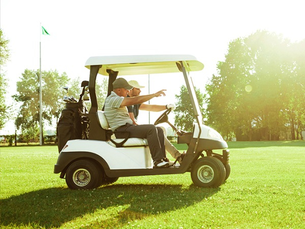 chargeur de batterie pour laveuse de sol dans une voiturette de golf